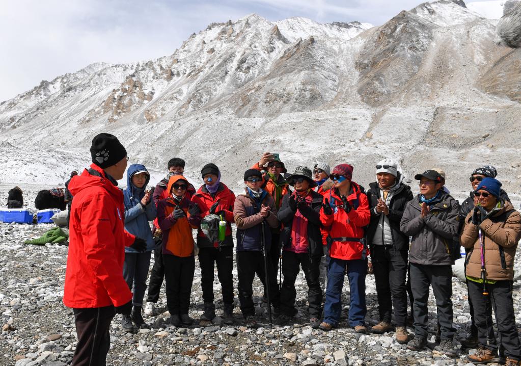 　　在珠峰登山大本营，冰川与污染物科考小组负责人康世昌（左一）在做行前动员（5月1日摄）。新华社记者 姜帆 摄