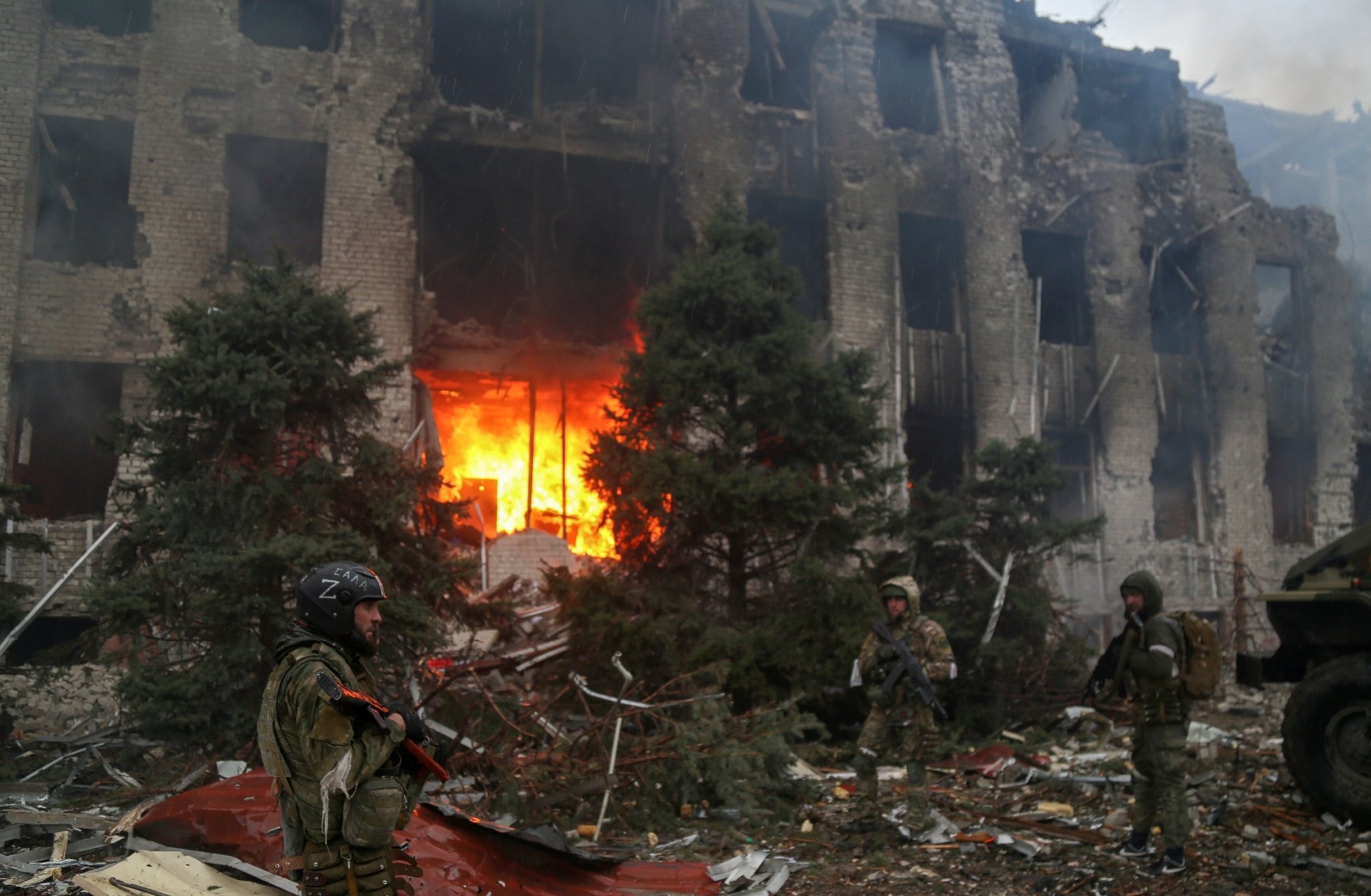 4月21日，乌克兰马里乌波尔，亲俄武装人员在亚速钢铁厂被毁的大楼前 图源：澎湃影像