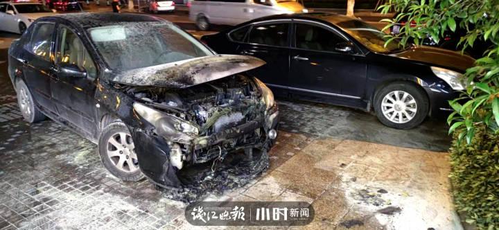 义乌一小区轿车突然起火!安保人员5分钟操作了一波“教科书式”灭火休闲区蓝鸢梦想 - Www.slyday.coM 义乌一小区轿车突然起火!安保人员5分钟操作了一波“教科书式”灭火休闲区蓝鸢梦想 - Www.slyday.coM