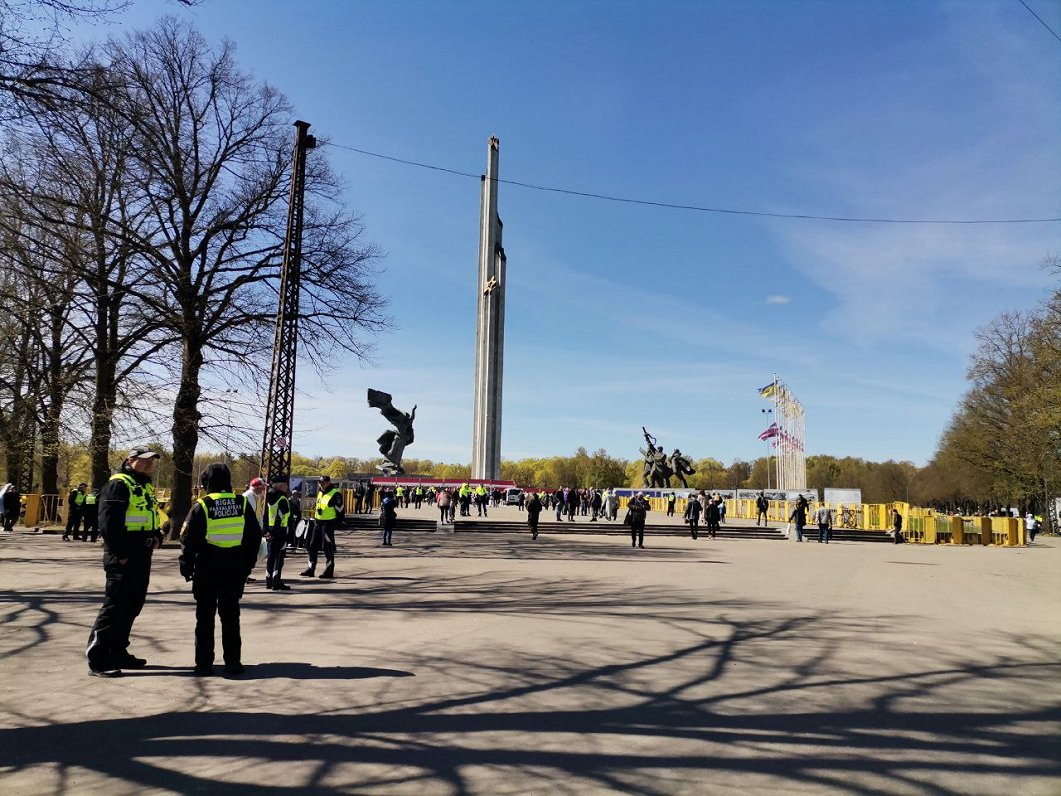 【蜗牛棋牌】苏联纪念碑前的鲜花被铲走后，拉脱维亚民众又给摆满