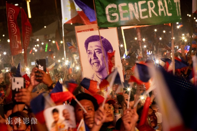 当地时间5月7日，菲律宾马尼拉大都会帕拉纳克市，菲律宾总统候选人小马科斯的支持者走上街头。图自澎湃影像