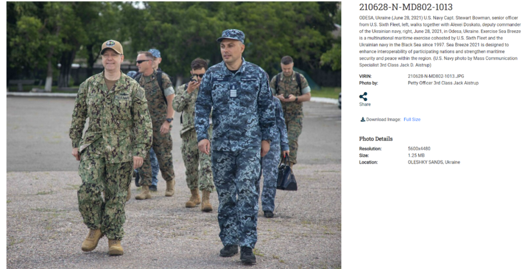 美国海军官网资料图显示2021年6月28日，在乌克兰奥德萨，来自美国第六舰队的高级军官斯图尔特·鲍曼上尉（左）与乌克兰海军副司令阿列克谢·多斯卡托（右）一起漫步。