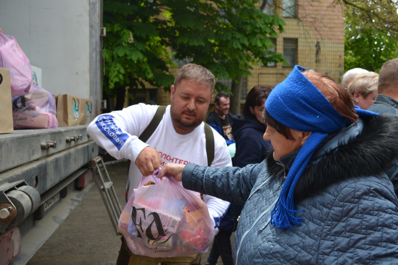 网传“莫斯科郊外志愿者”在顿涅茨克州特尔曼诺夫斯基地区向当地民众发放胜利日礼包和物资照片，该地区负责人维利科德娜娅感谢志愿者及俄莫斯科州政府向当地居民予以的支持