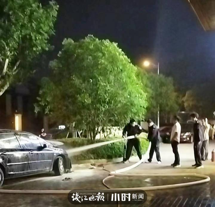 义乌一小区轿车突然起火!安保人员5分钟操作了一波“教科书式”灭火休闲区蓝鸢梦想 - Www.slyday.coM 义乌一小区轿车突然起火!安保人员5分钟操作了一波“教科书式”灭火休闲区蓝鸢梦想 - Www.slyday.coM