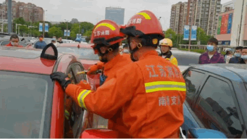 惊险!南通2岁幼童被反锁车内……休闲区蓝鸢梦想 - Www.slyday.coM 惊险!南通2岁幼童被反锁车内……休闲区蓝鸢梦想 - Www.slyday.coM