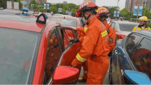 惊险!南通2岁幼童被反锁车内……休闲区蓝鸢梦想 - Www.slyday.coM 惊险!南通2岁幼童被反锁车内……休闲区蓝鸢梦想 - Www.slyday.coM