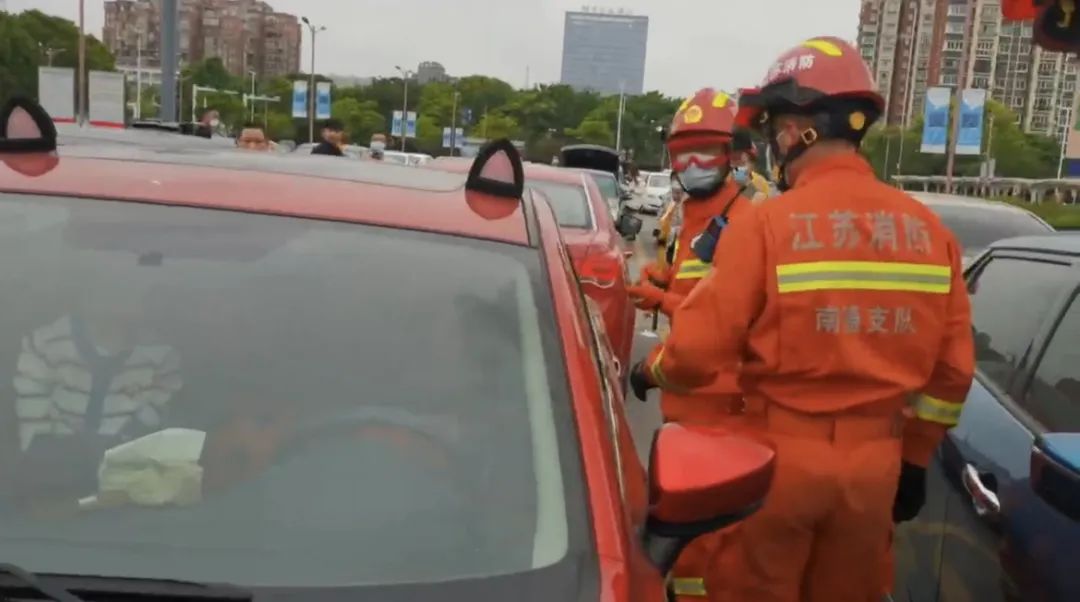 惊险!南通2岁幼童被反锁车内……休闲区蓝鸢梦想 - Www.slyday.coM 惊险!南通2岁幼童被反锁车内……休闲区蓝鸢梦想 - Www.slyday.coM