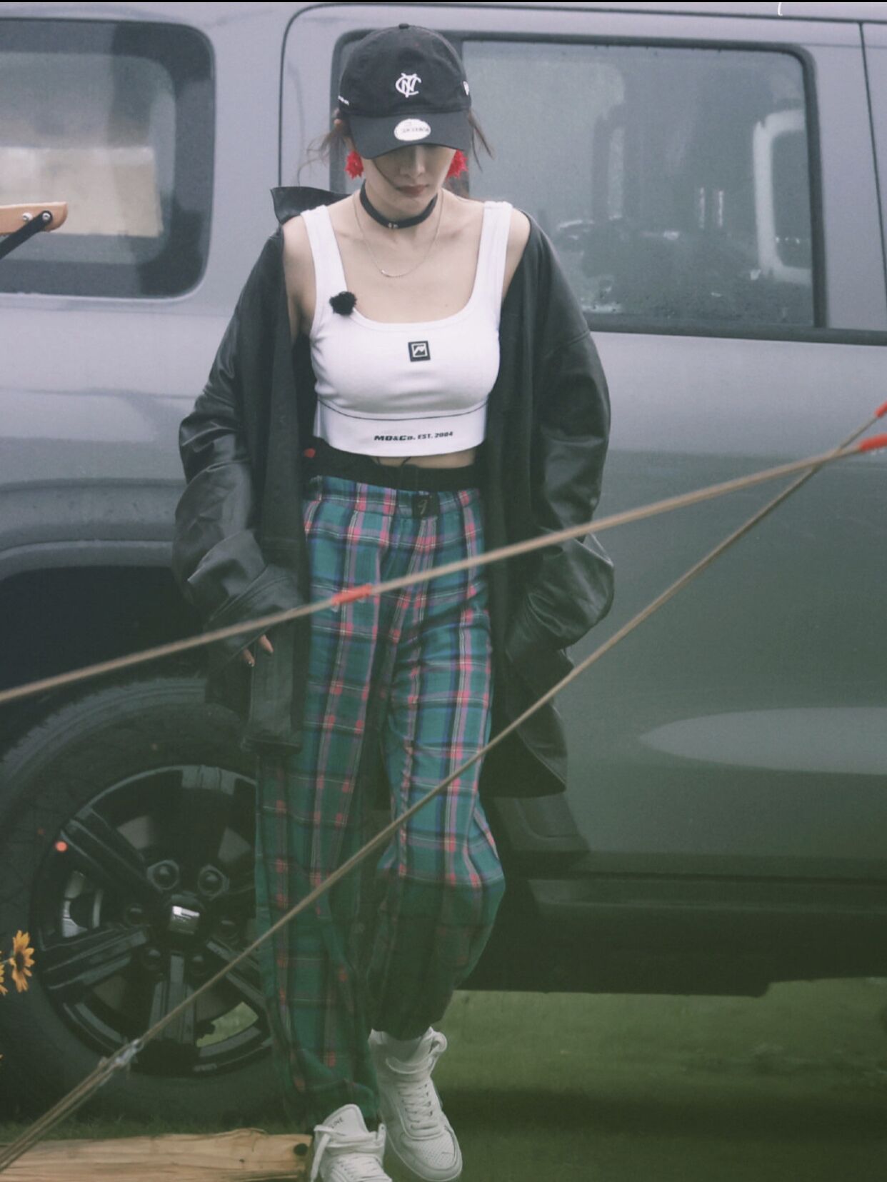 杨幂真性感，宽版皮质外套内搭露脐装，外长里短的穿搭好博人眼球