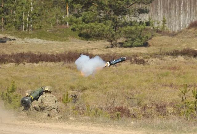 ▲资料图片：2016年4月28日，在拉脱维亚阿达日军事基地训练场，美军士兵发射反坦克导弹。新华社记者郭群摄
