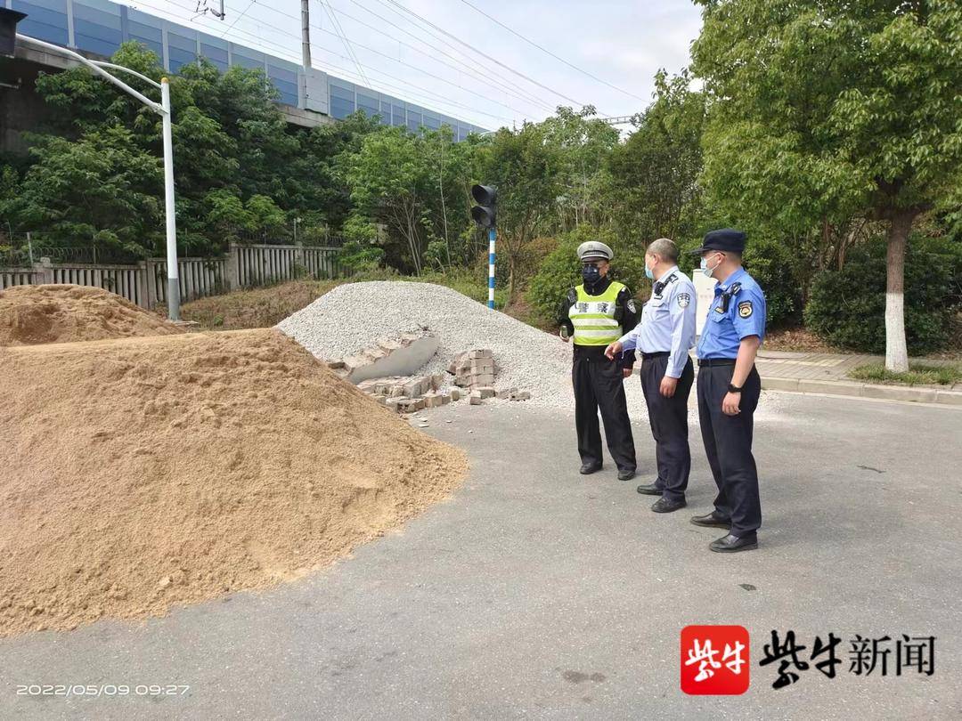 路边被堆放大量沙石材料,南京雨花台区城管及时清理休闲区蓝鸢梦想 - Www.slyday.coM 路边被堆放大量沙石材料,南京雨花台区城管及时清理休闲区蓝鸢梦想 - Www.slyday.coM