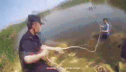 邹城女孩轻生,不会游泳的民警跳湖救人休闲区蓝鸢梦想 - Www.slyday.coM 邹城女孩轻生,不会游泳的民警跳湖救人休闲区蓝鸢梦想 - Www.slyday.coM