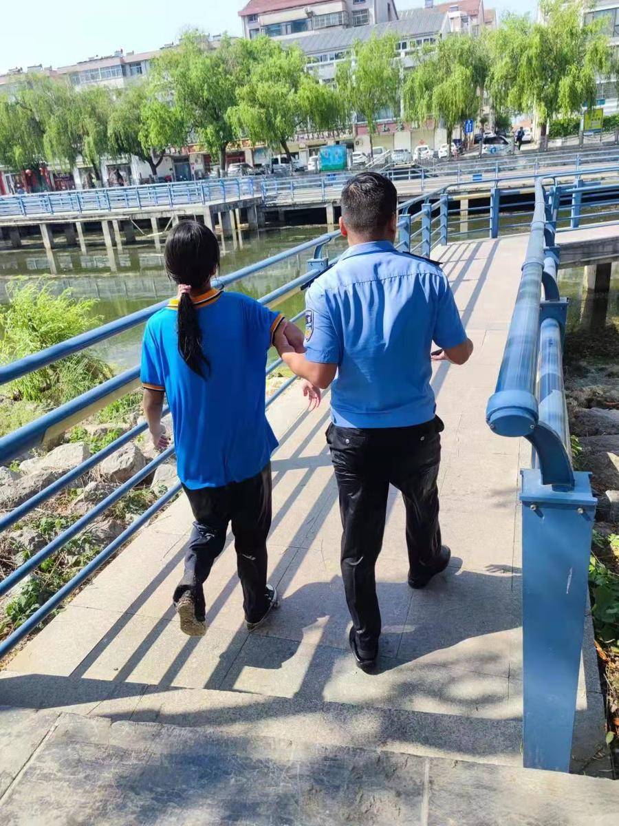 邹城女孩轻生,不会游泳的民警跳湖救人休闲区蓝鸢梦想 - Www.slyday.coM 邹城女孩轻生,不会游泳的民警跳湖救人休闲区蓝鸢梦想 - Www.slyday.coM