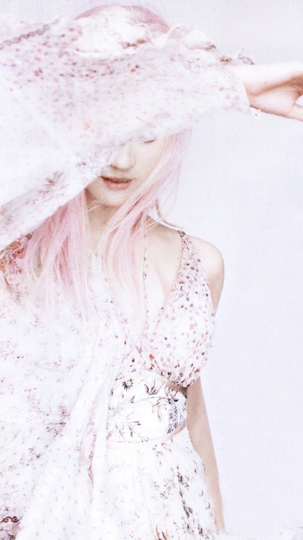 刘亦菲最新照片，一袭粉色抹胸晚礼服，秀出白皙天鹅颈|晚礼服|抹胸|天鹅_新浪新闻