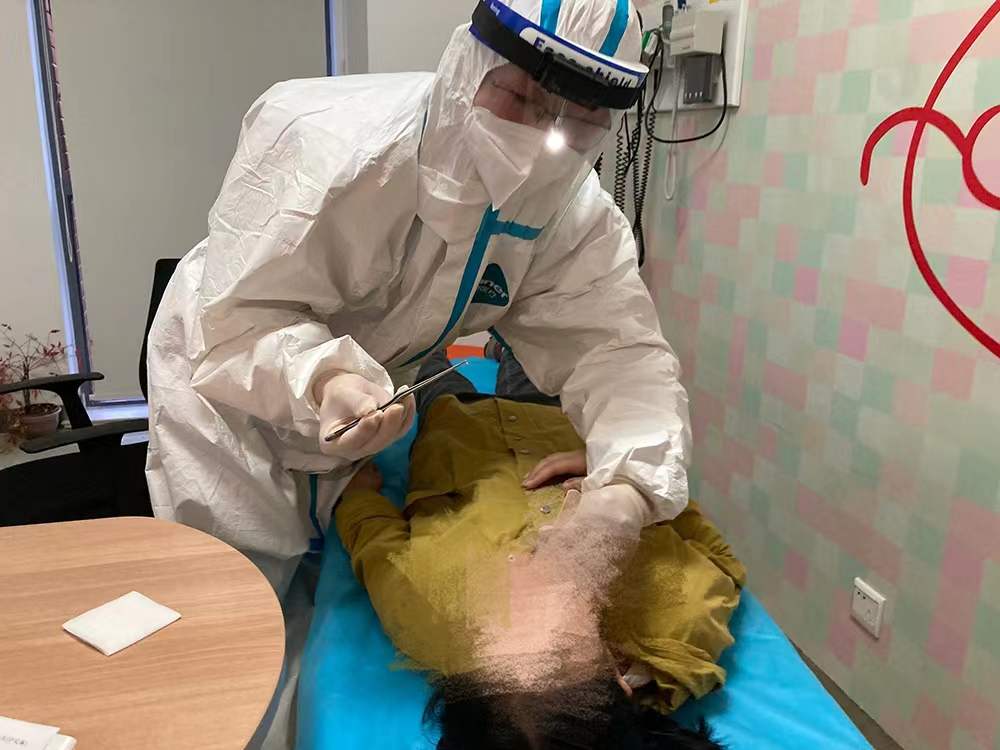 上海市儿童医院耳鼻喉头颈外科医生为一名患儿取出鼻部异物。上海市儿童医院 供图