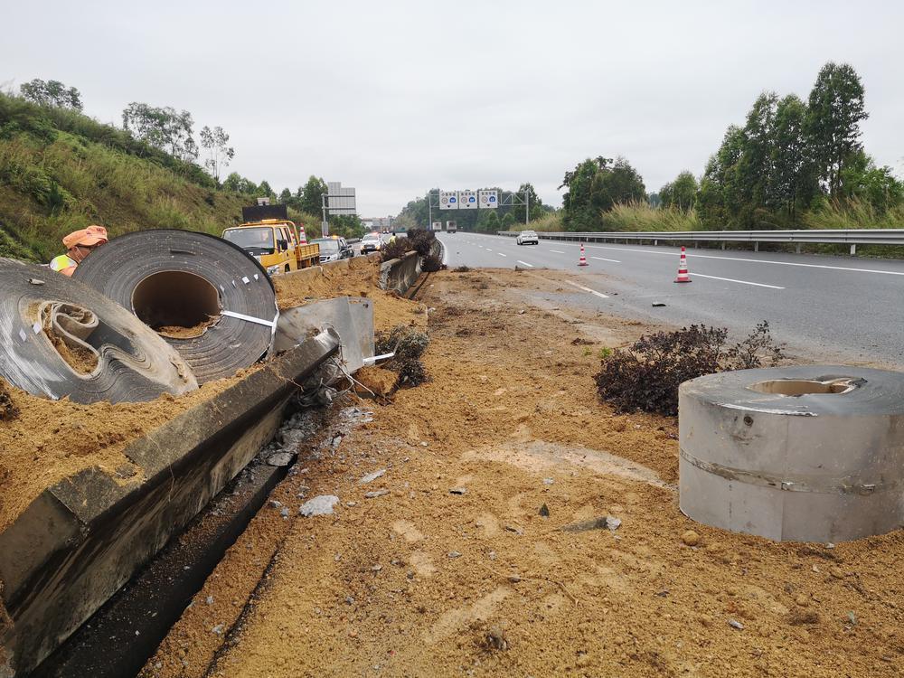 潮惠高速:货车撞上高速护栏致24吨钢卷掉落,所幸事故未造成人员伤亡休闲区蓝鸢梦想 - Www.slyday.coM 潮惠高速:货车撞上高速护栏致24吨钢卷掉落,所幸事故未造成人员伤亡休闲区蓝鸢梦想 - Www.slyday.coM