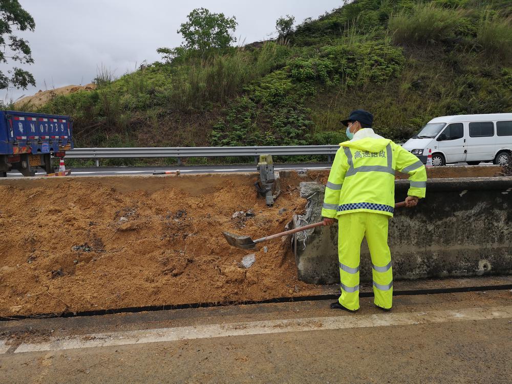 潮惠高速:货车撞上高速护栏致24吨钢卷掉落,所幸事故未造成人员伤亡休闲区蓝鸢梦想 - Www.slyday.coM 潮惠高速:货车撞上高速护栏致24吨钢卷掉落,所幸事故未造成人员伤亡休闲区蓝鸢梦想 - Www.slyday.coM