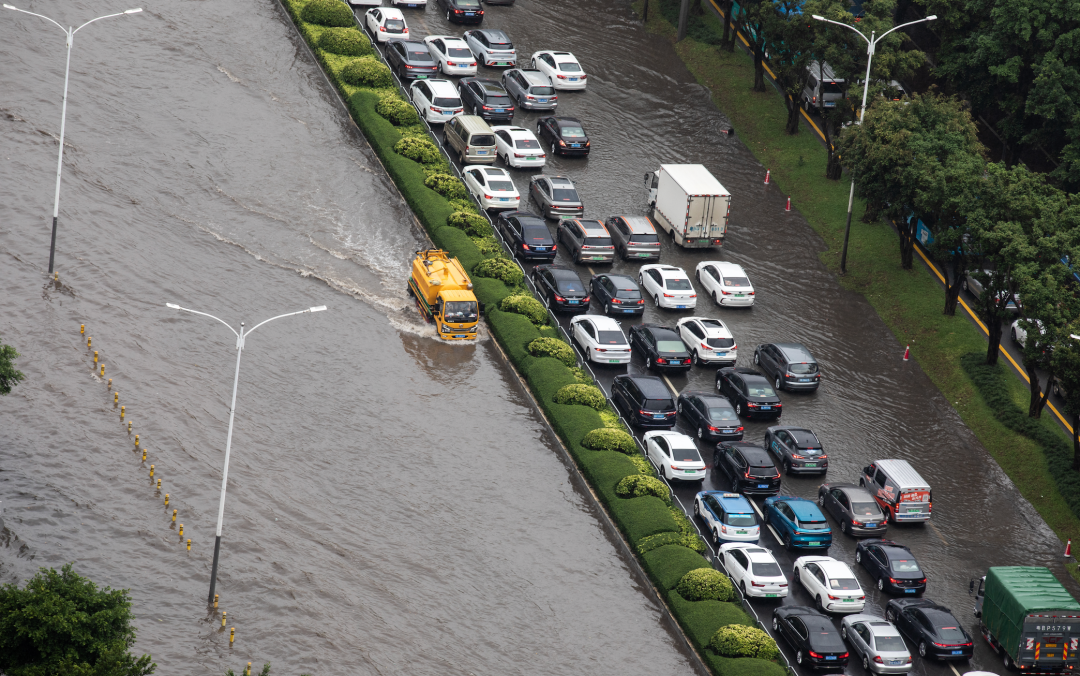 △12日，深圳部分道路浸水严重 ，车辆通行受阻（图自视觉中国）