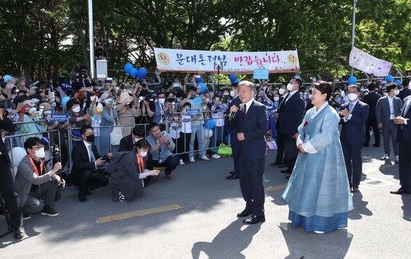 当地时间5月10日，文在寅夫妇抵达庆南梁山市坪山村，向前来欢迎的市民和村民打招呼 图源：《韩民族日报》