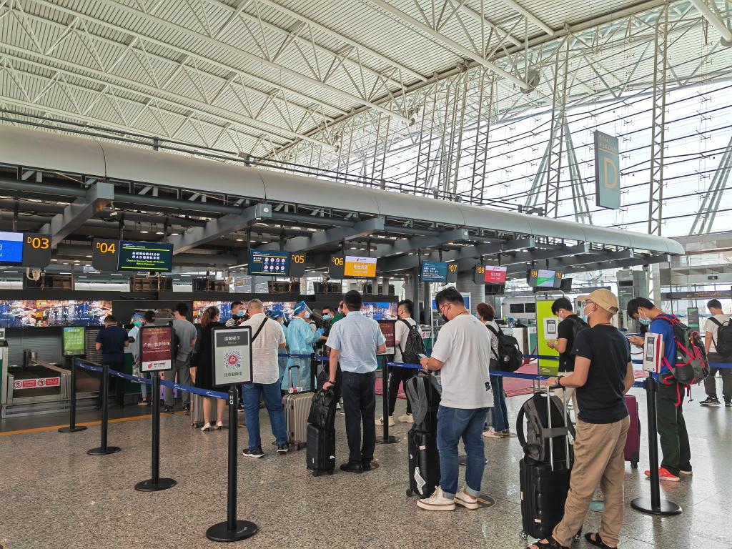 旅客在办理值机。(白云机场供图)