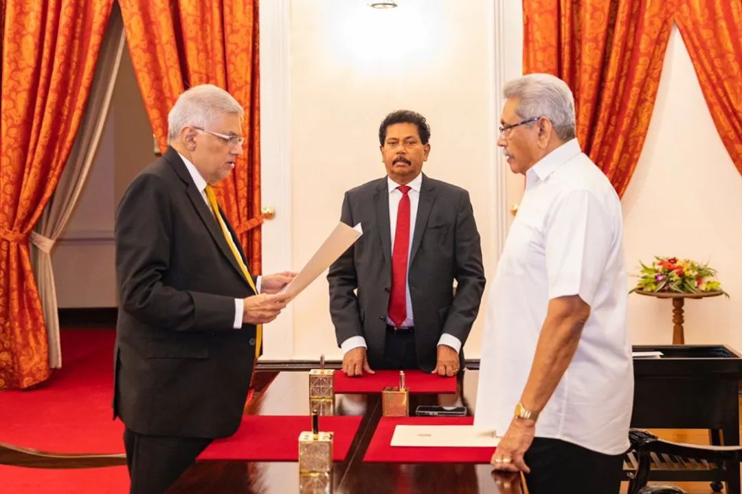 当地时间2022年5月12日，斯里兰卡科伦坡，维克勒马辛哈在首都科伦坡的总统官邸宣誓就任总理。图/IC photo