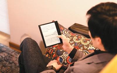 消费者在阅读掌阅最新发布的电纸书产品iReader Ocean 2。 掌阅供图