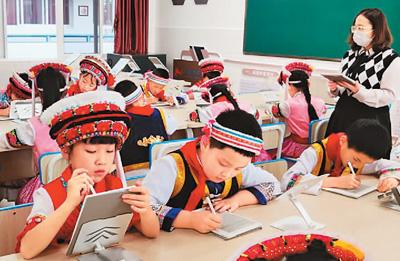 云南大理白族自治州实验小学的师生们在校内的科大讯飞数字阅览室进行课后阅读。 科大讯飞 供图