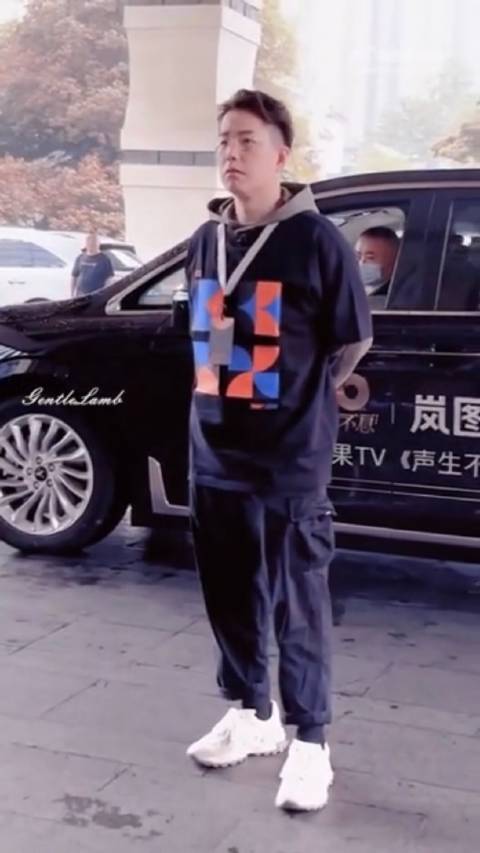 晓峰哥也太帅了，这样可爱的衣服，只有他能穿出味道！