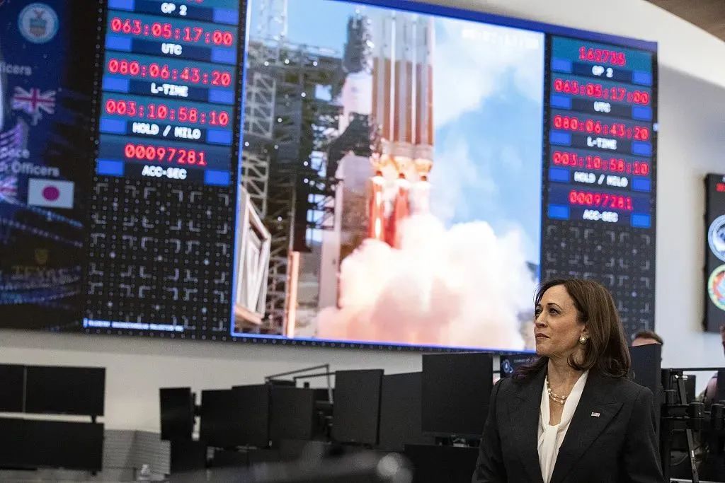 ▲当地时间2022年4月18日，美国加州，美国副总统哈里斯访问范登堡空军基地时表示美国将放弃测试试射反卫星导弹。