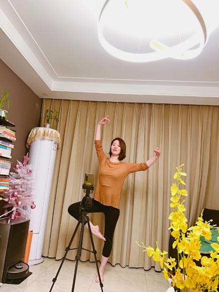 “希望能让大家跳舞放松一下”,舞蹈老师居家直播教社工跳舞休闲区蓝鸢梦想 - Www.slyday.coM “希望能让大家跳舞放松一下”,舞蹈老师居家直播教社工跳舞休闲区蓝鸢梦想 - Www.slyday.coM