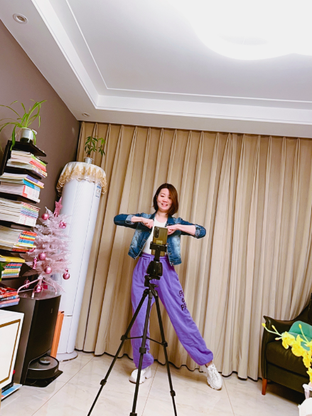 “希望能让大家跳舞放松一下”,舞蹈老师居家直播教社工跳舞休闲区蓝鸢梦想 - Www.slyday.coM “希望能让大家跳舞放松一下”,舞蹈老师居家直播教社工跳舞休闲区蓝鸢梦想 - Www.slyday.coM