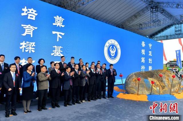 与会嘉宾合影留念。 吕明 摄