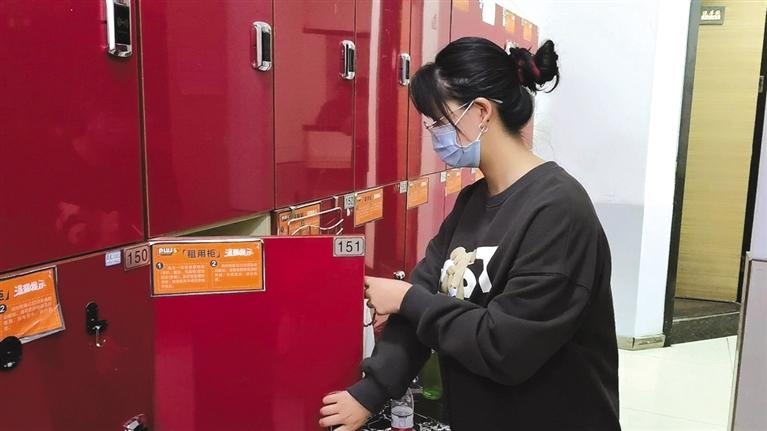 健身房里闹乌龙:被扔掉的鞋子 居然“自己”回来了休闲区蓝鸢梦想 - Www.slyday.coM 健身房里闹乌龙:被扔掉的鞋子 居然“自己”回来了休闲区蓝鸢梦想 - Www.slyday.coM