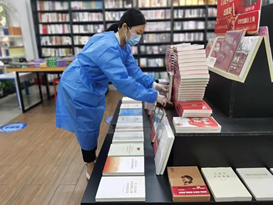 闭店后,店员及时补货。