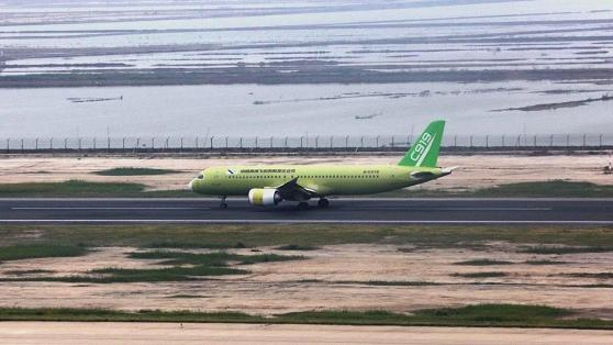 C919飞机104架机转场西安阎良,开展新阶段试验试飞任务。