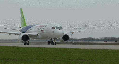 C919飞机105架机首次在南昌瑶湖机场跑道进行湿地滑行试验。