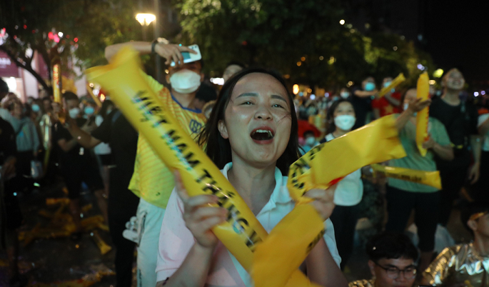 女球迷落泪！东南亚运动会越南队傲视群雄，豪言：东方巨龙苏醒