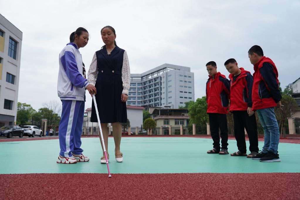  贾君婷仙教视障学生使用盲杖。新华社记者 余刚 摄