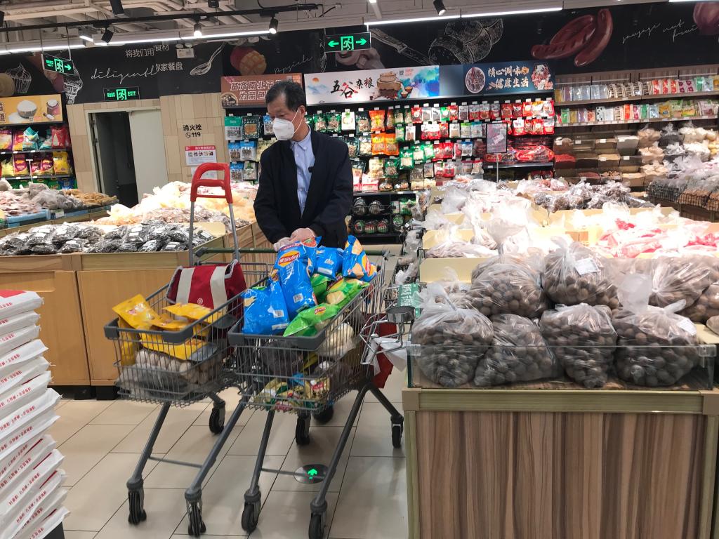 5月16日，位于徐汇区的永辉超市华泾龙湖店正式启动线下营业模式，一位顾客正在店中选购。新华社记者 周蕊 摄