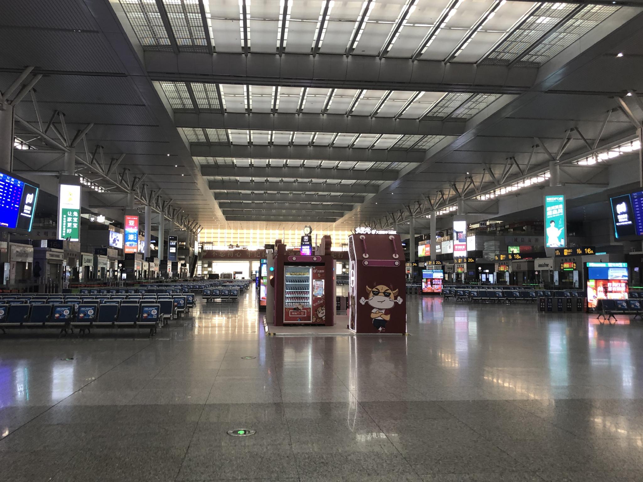 5月16日17时许,虹桥火车站候车大厅几乎空无一人,已停止运营。