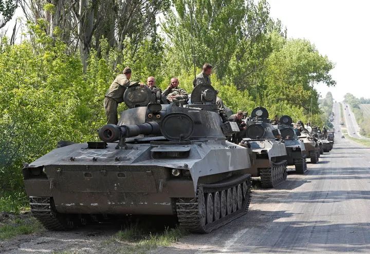 ▲13日，驻守在顿涅茨克郊外的亲俄武装装甲部队。(路透社)
