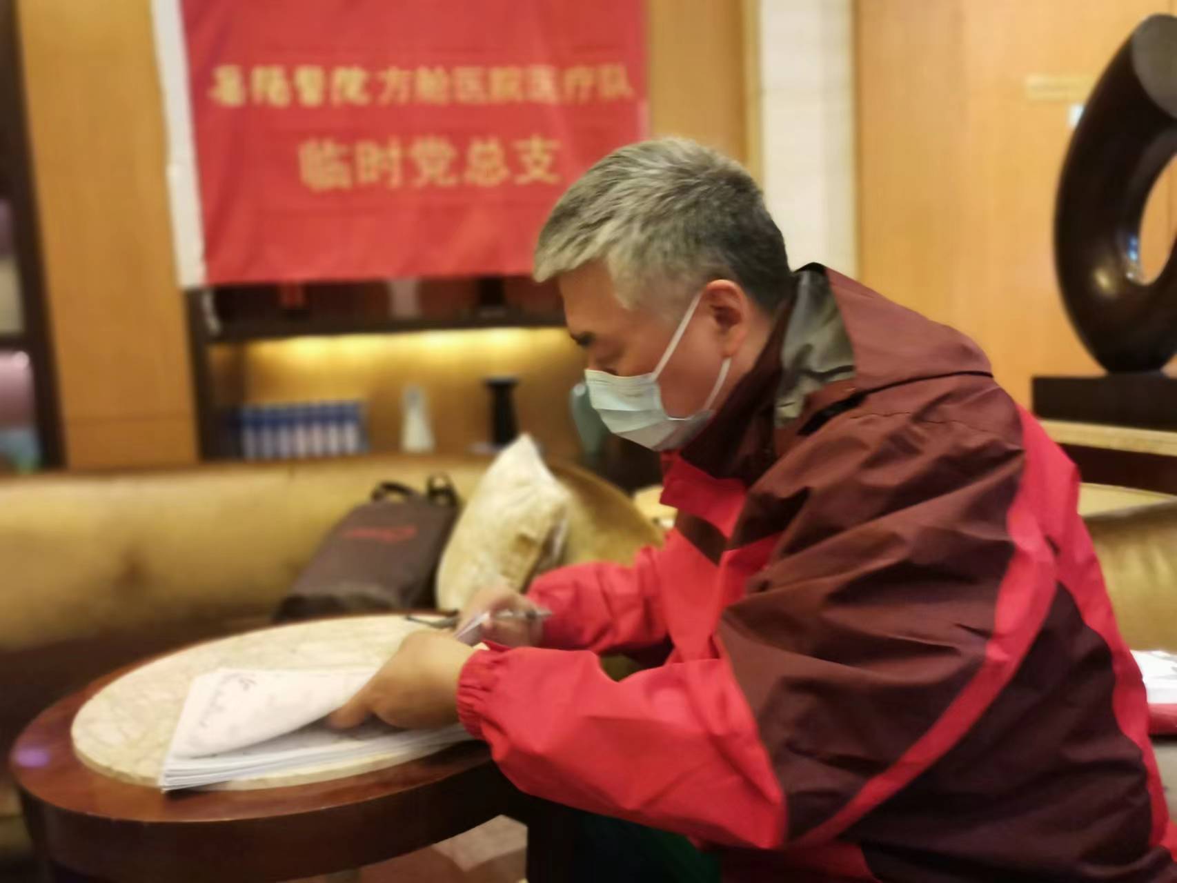 上海岳阳医院党委副书记赵庆担任纪念路方舱医疗队领队。