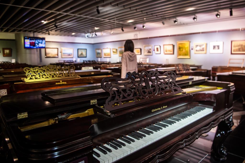 游客在武汉琴台钢琴博物馆内游览。新华社记者 伍志尊 摄