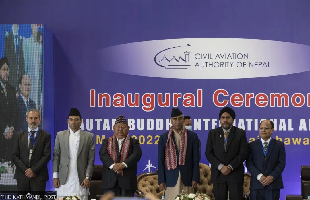当地时间5月16日上午，德乌帕（右三）为尼泊新机场揭幕 图源：《加德满都邮报》