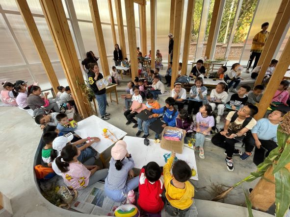 ▲西王村乡村改造项目试用阶段，给山西忻州的孩子们做自然课堂活动。