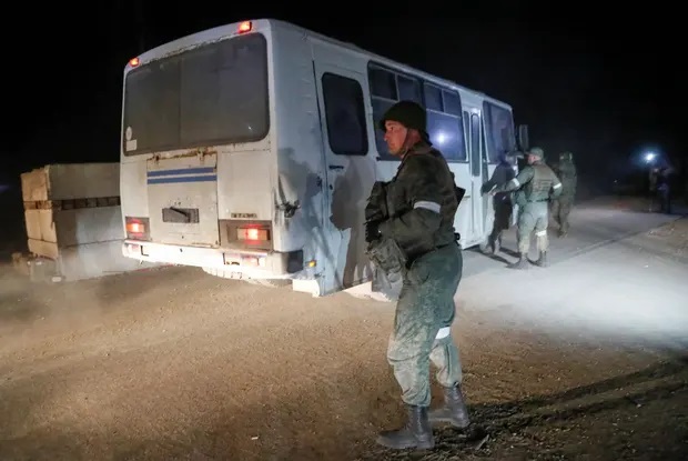 载有乌克兰士兵的巴士离开马里乌波尔 图源：路透社（下同）