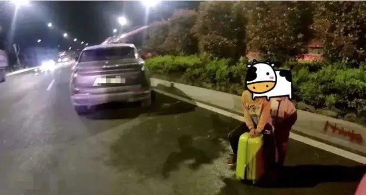 8岁哥哥带4岁弟弟深夜捡瓶子:“想爸爸妈妈轻松一点,多陪陪我们……”休闲区蓝鸢梦想 - Www.slyday.coM 8岁哥哥带4岁弟弟深夜捡瓶子:“想爸爸妈妈轻松一点,多陪陪我们……”休闲区蓝鸢梦想 - Www.slyday.coM