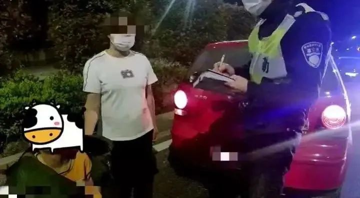 8岁哥哥带4岁弟弟深夜捡瓶子:“想爸爸妈妈轻松一点,多陪陪我们……”休闲区蓝鸢梦想 - Www.slyday.coM 8岁哥哥带4岁弟弟深夜捡瓶子:“想爸爸妈妈轻松一点,多陪陪我们……”休闲区蓝鸢梦想 - Www.slyday.coM