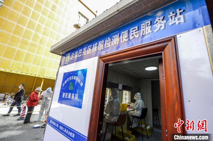 工作人员正忙着为小区居民进行核酸检测。 刘新 摄