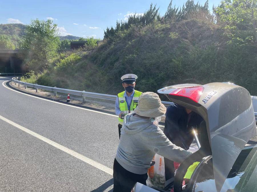 太无语!男子高速路边停车,在绿化带遛娃、采摘……休闲区蓝鸢梦想 - Www.slyday.coM 太无语!男子高速路边停车,在绿化带遛娃、采摘……休闲区蓝鸢梦想 - Www.slyday.coM