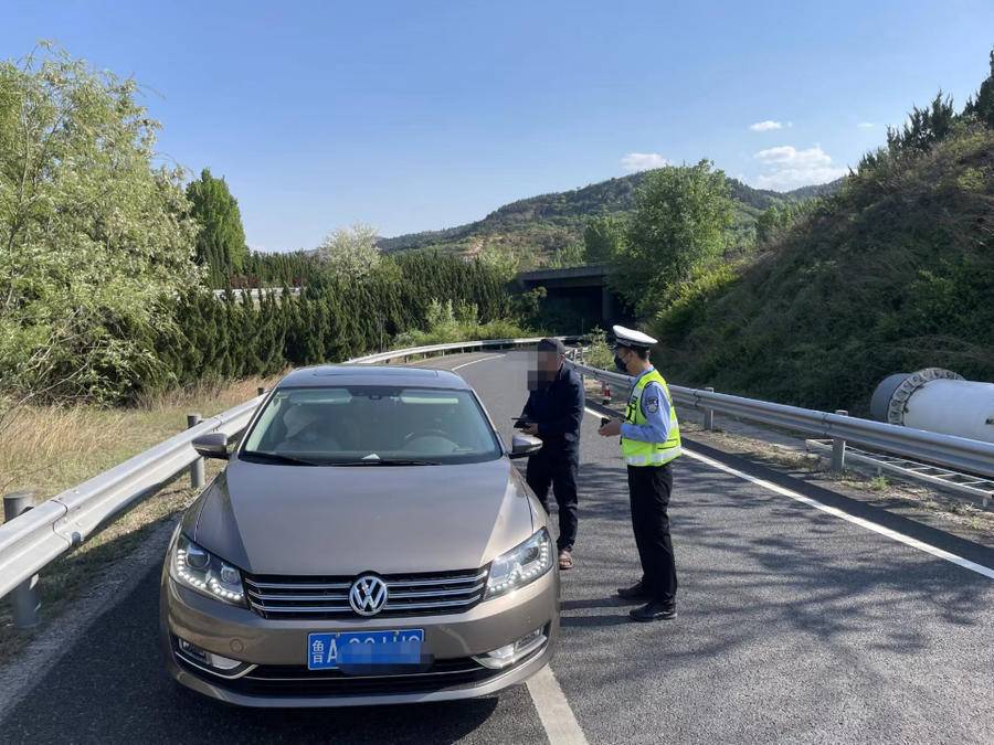 太无语!男子高速路边停车,在绿化带遛娃、采摘……休闲区蓝鸢梦想 - Www.slyday.coM 太无语!男子高速路边停车,在绿化带遛娃、采摘……休闲区蓝鸢梦想 - Www.slyday.coM